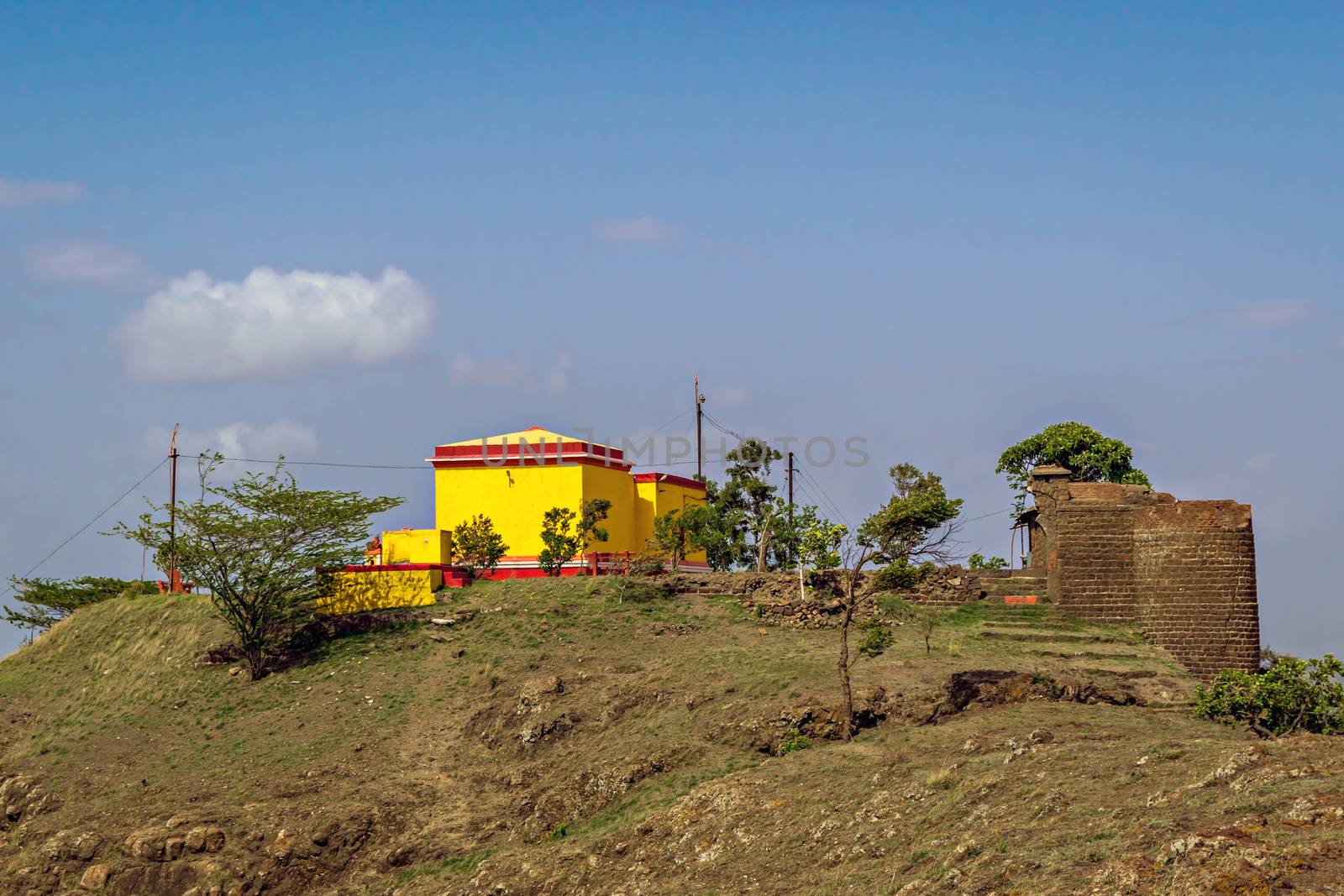 Remains of newly discovered `Dhavalgad` - a forgotten fort near Purandar, Pune. by lalam