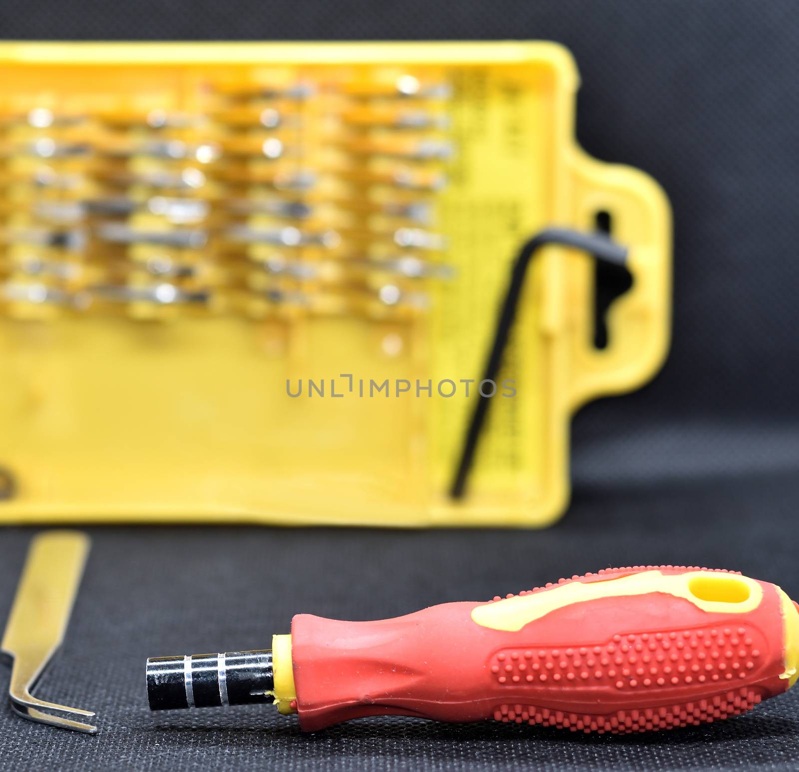 Multiple set of screwdrivers allows to open cover of any component or accessories easily and without damage