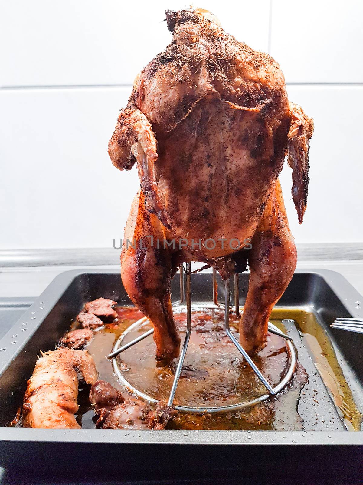 Grilled chicken, grilled, sprinkled, seasoned and grilled on the chicken holder.
Focus of the main motive of this image as desired