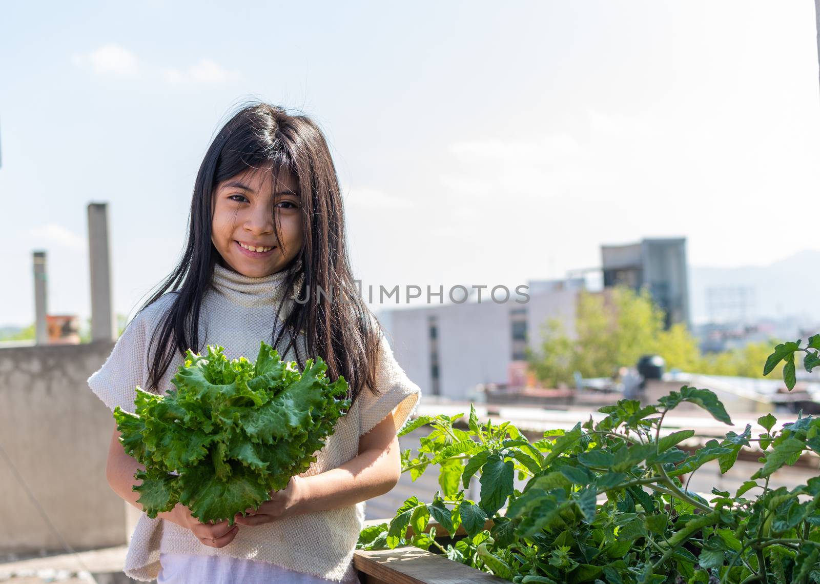 girl with lettuce on her hands by Tonhio