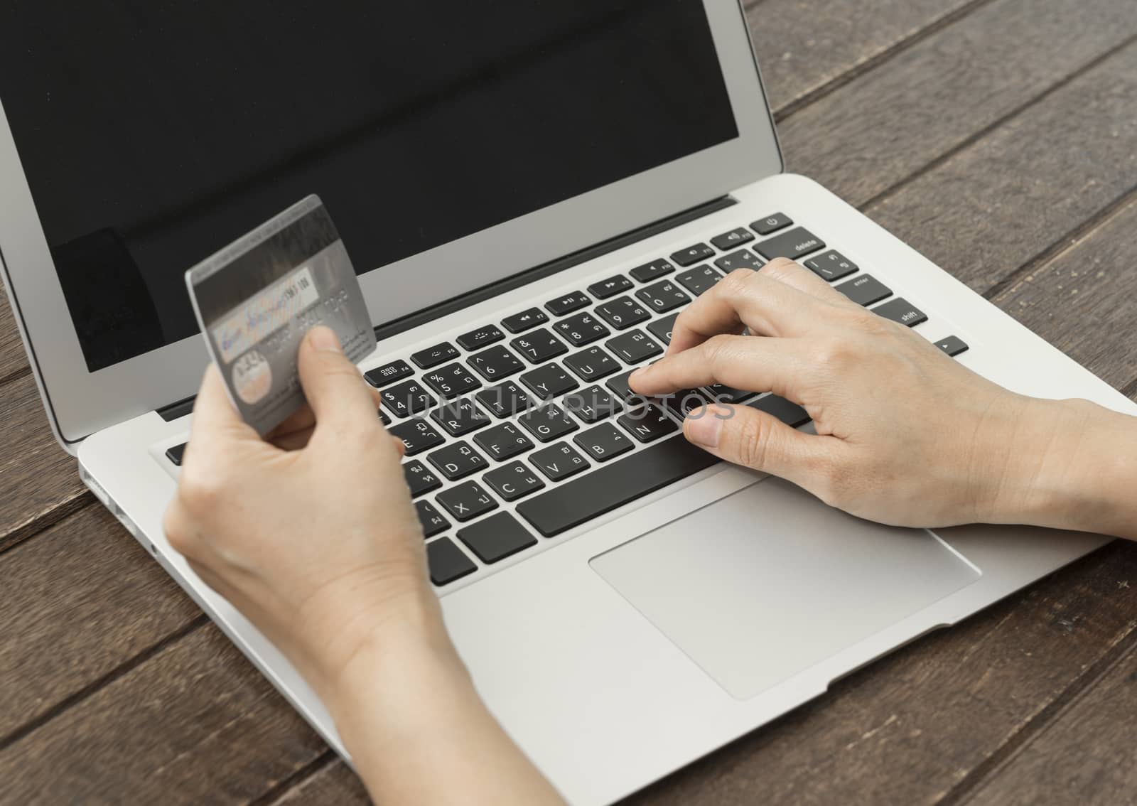 women use computer to shopping online