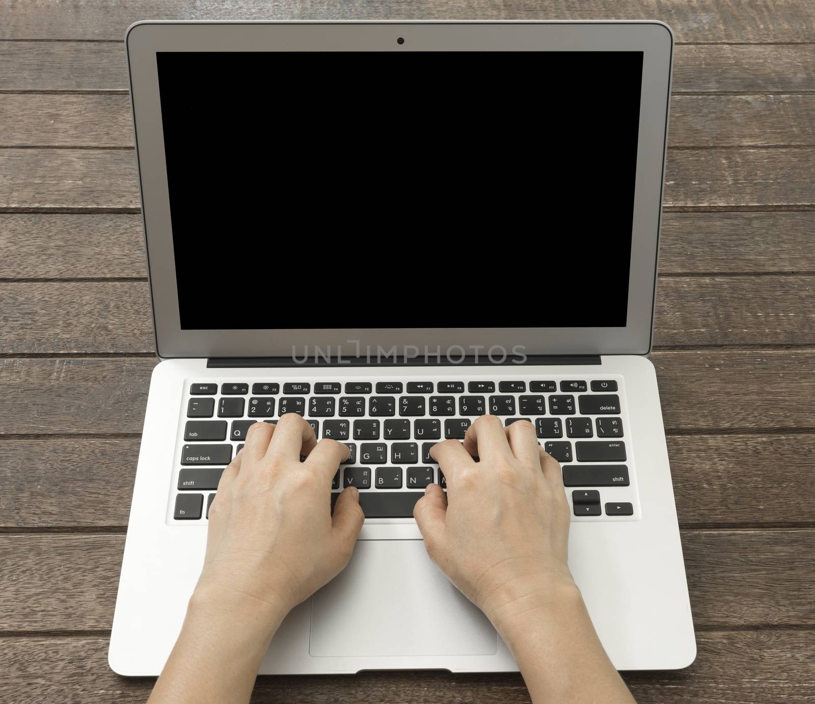 Women make the print on the keyboard of the computer.