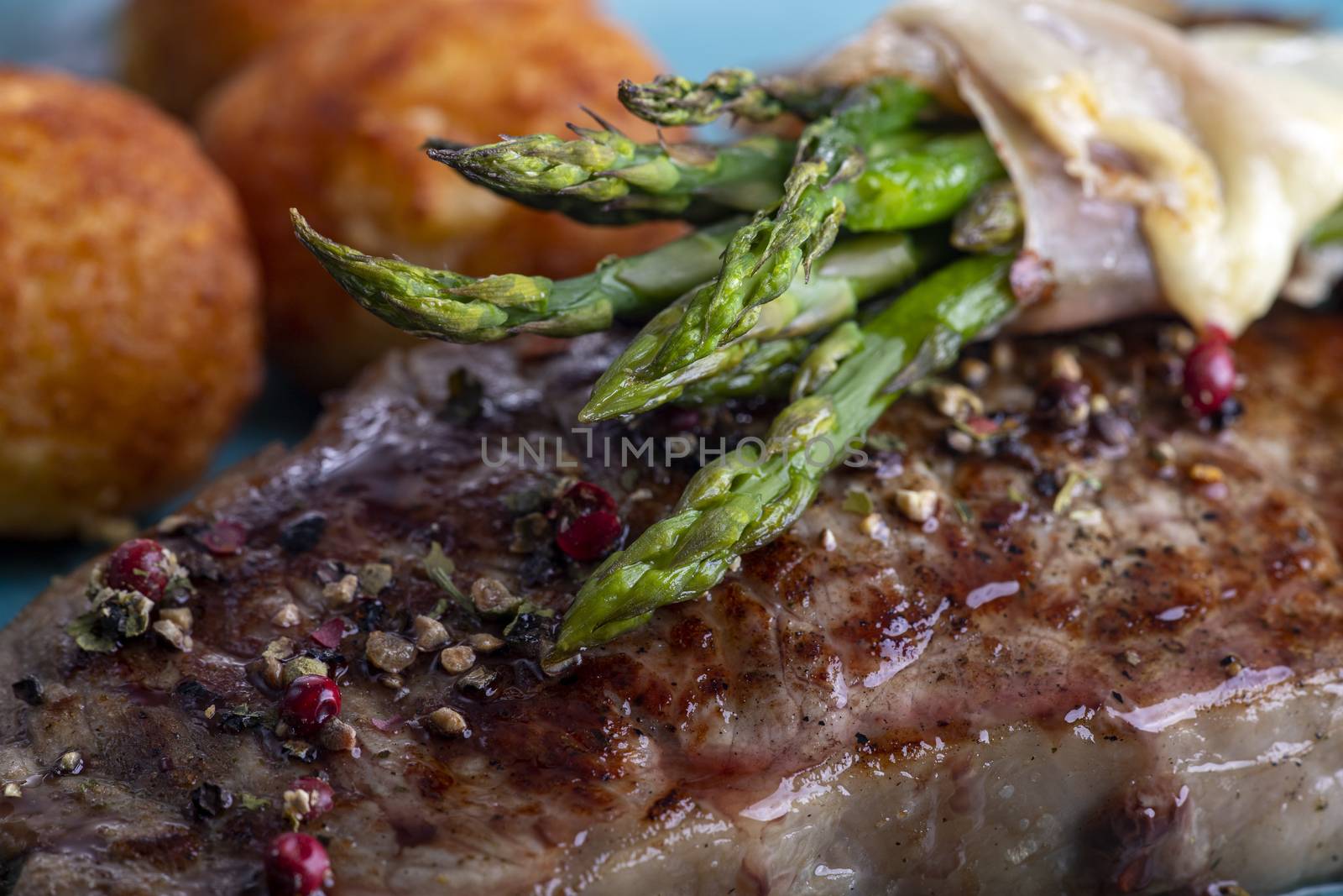 asparagus on a steak by bernjuer