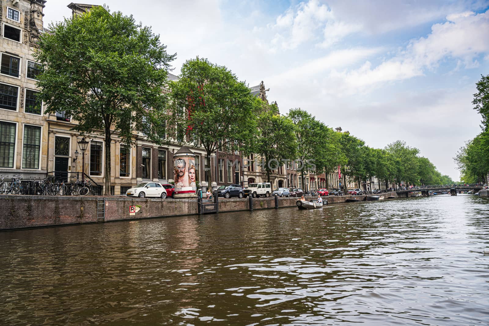 Wide-angle Shot of on the Herengracht canal by jfbenning