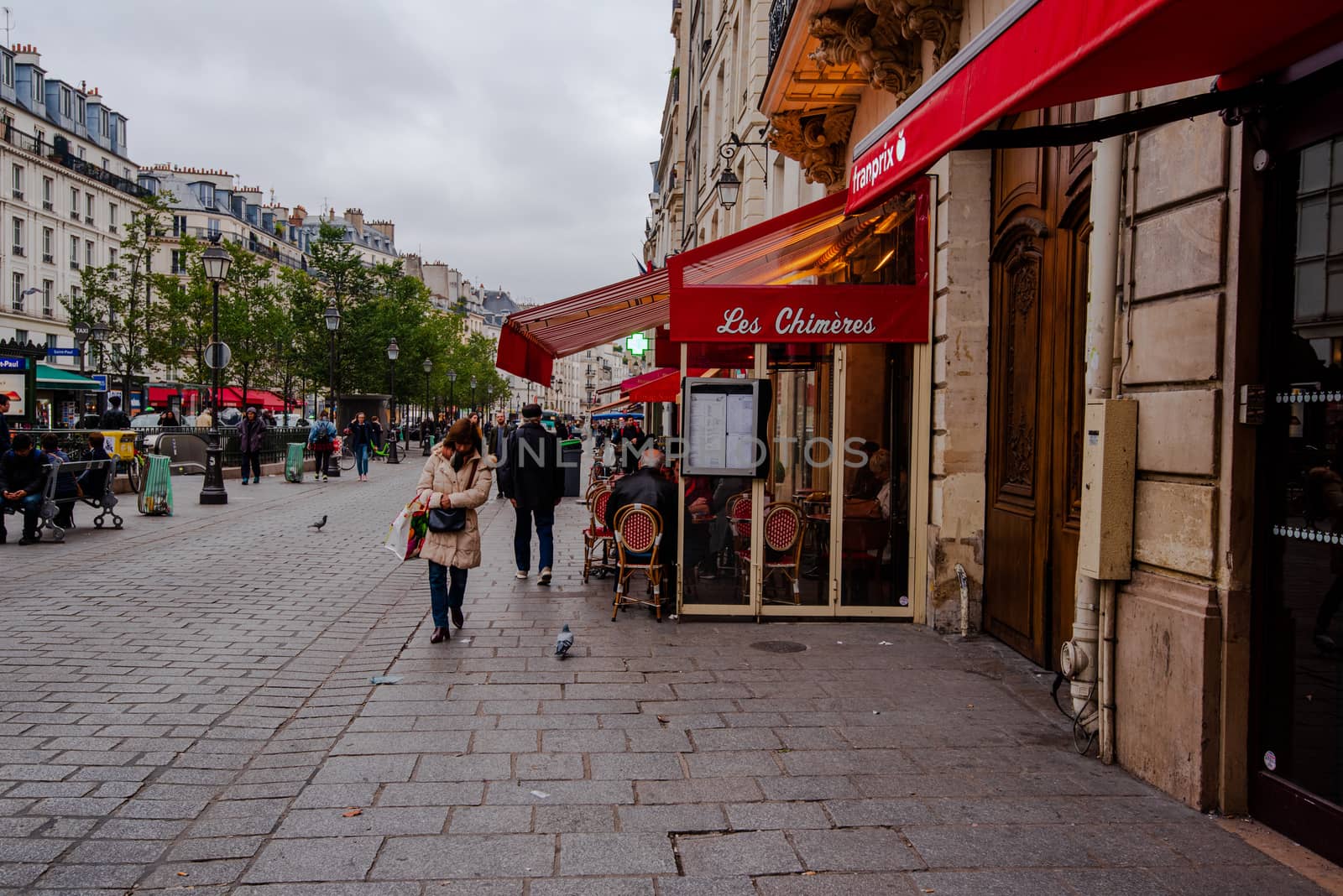 Pedestrians on Rue St Antoine by jfbenning