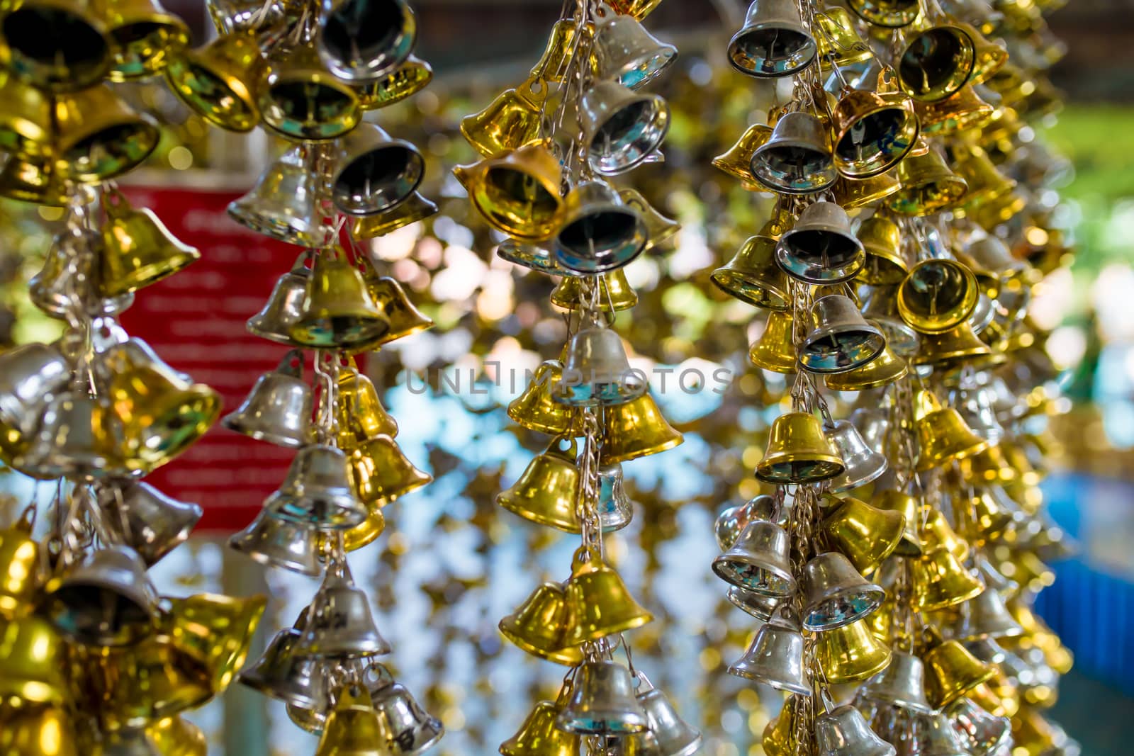 Many small golden and silver bells were hung.
