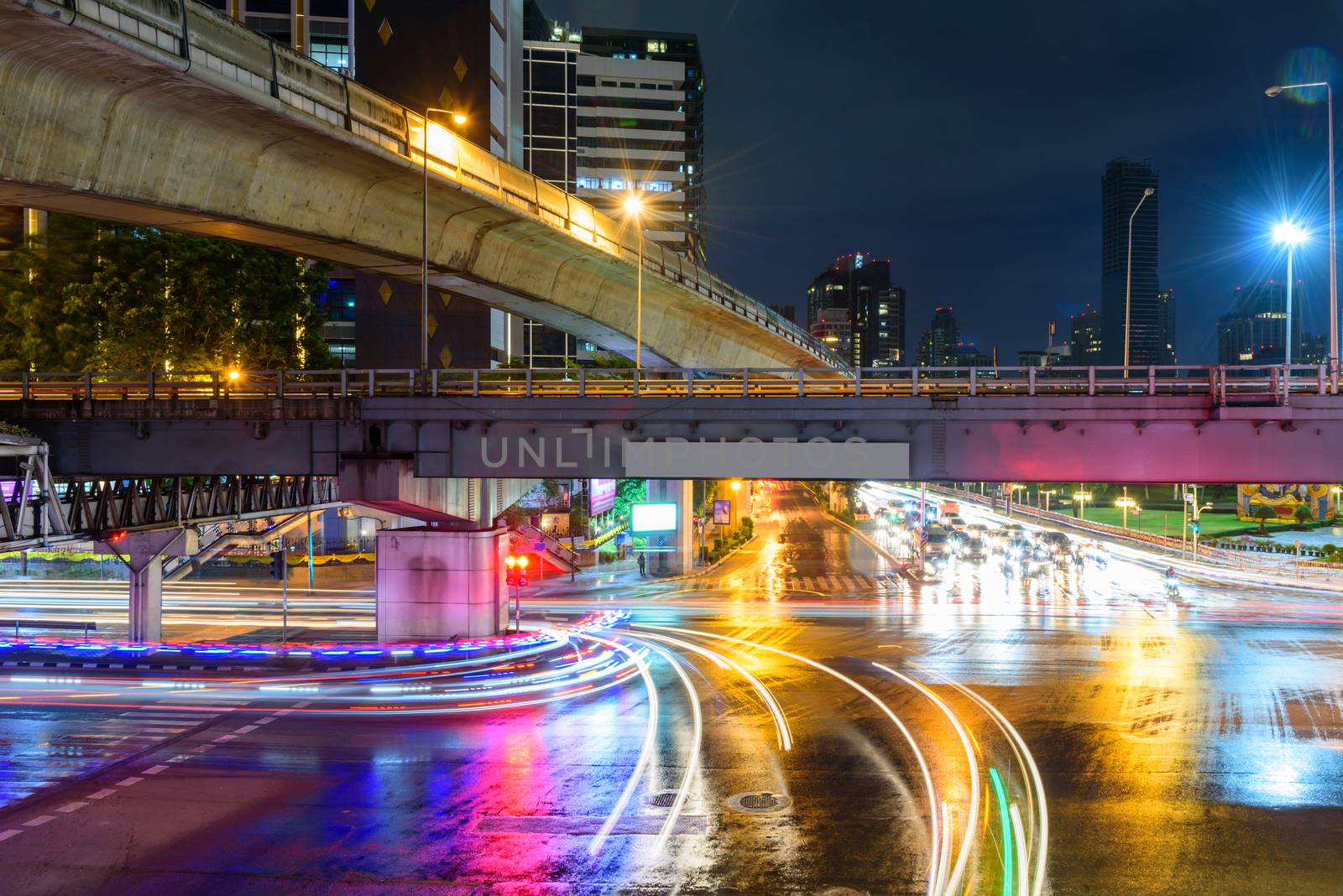 blur light traffic at junction / blurry traffic light in the city by rukawajung