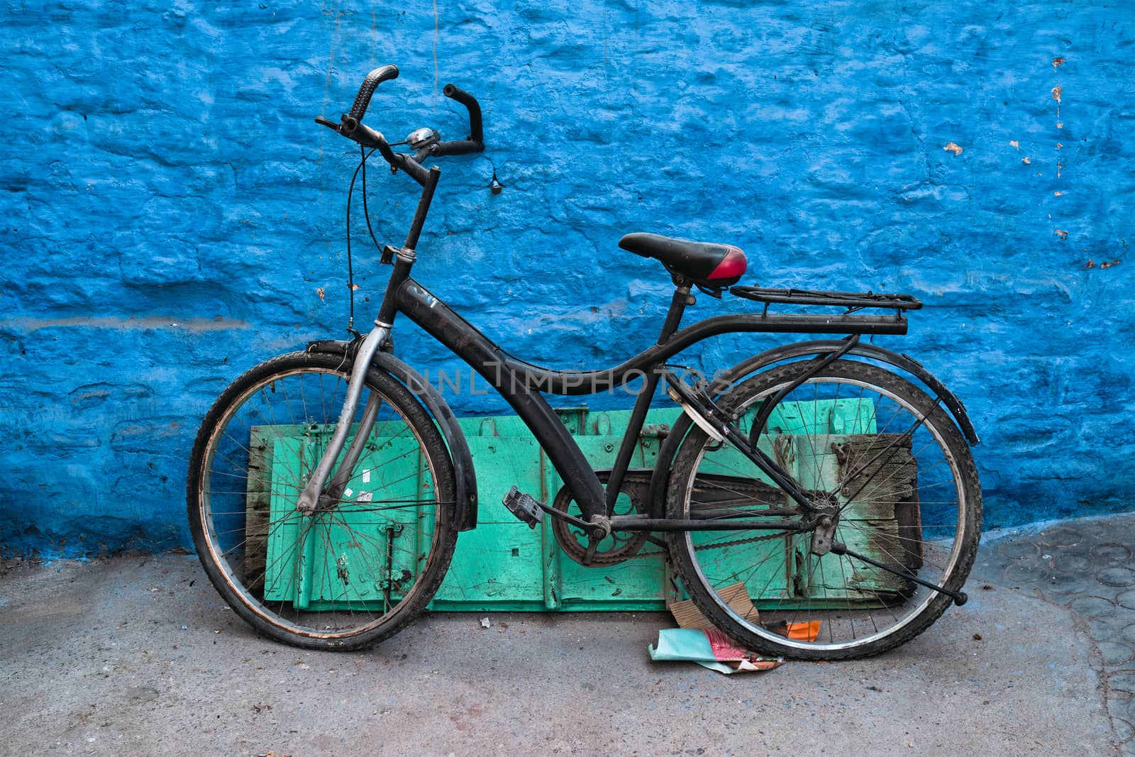 Old bicycle at the wall of blue house in streets of of Jodhpur, also known as Blue City due to the vivid blue-painted Brahmin houses, Jodhpur, Rajasthan, India