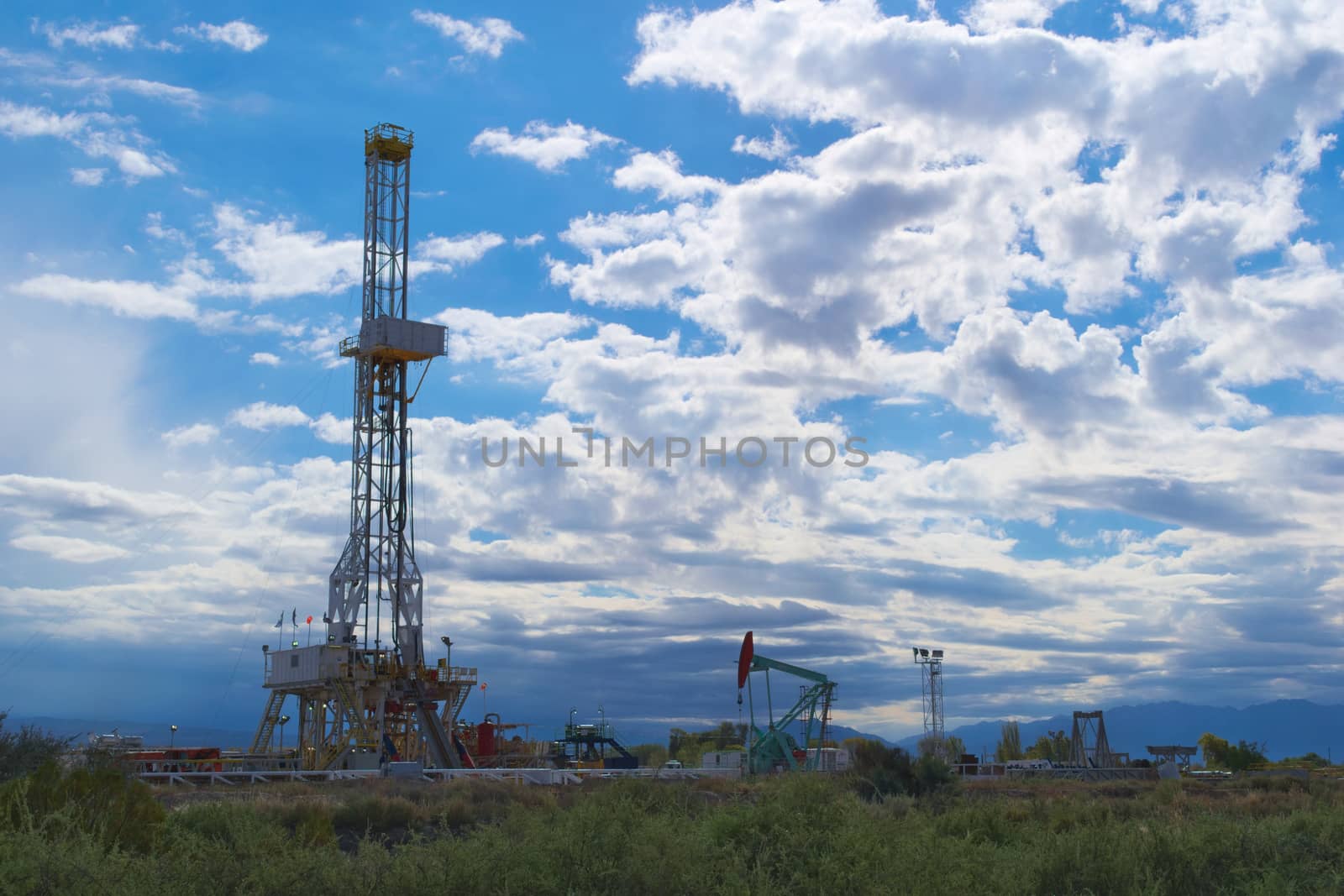 Oil extraction tower pump in Mendoza, Argentina by hernan_hyper
