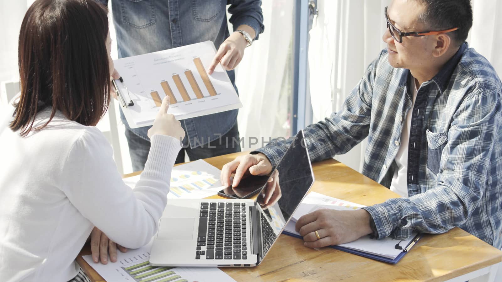 Businessmen are meeting and presenting work