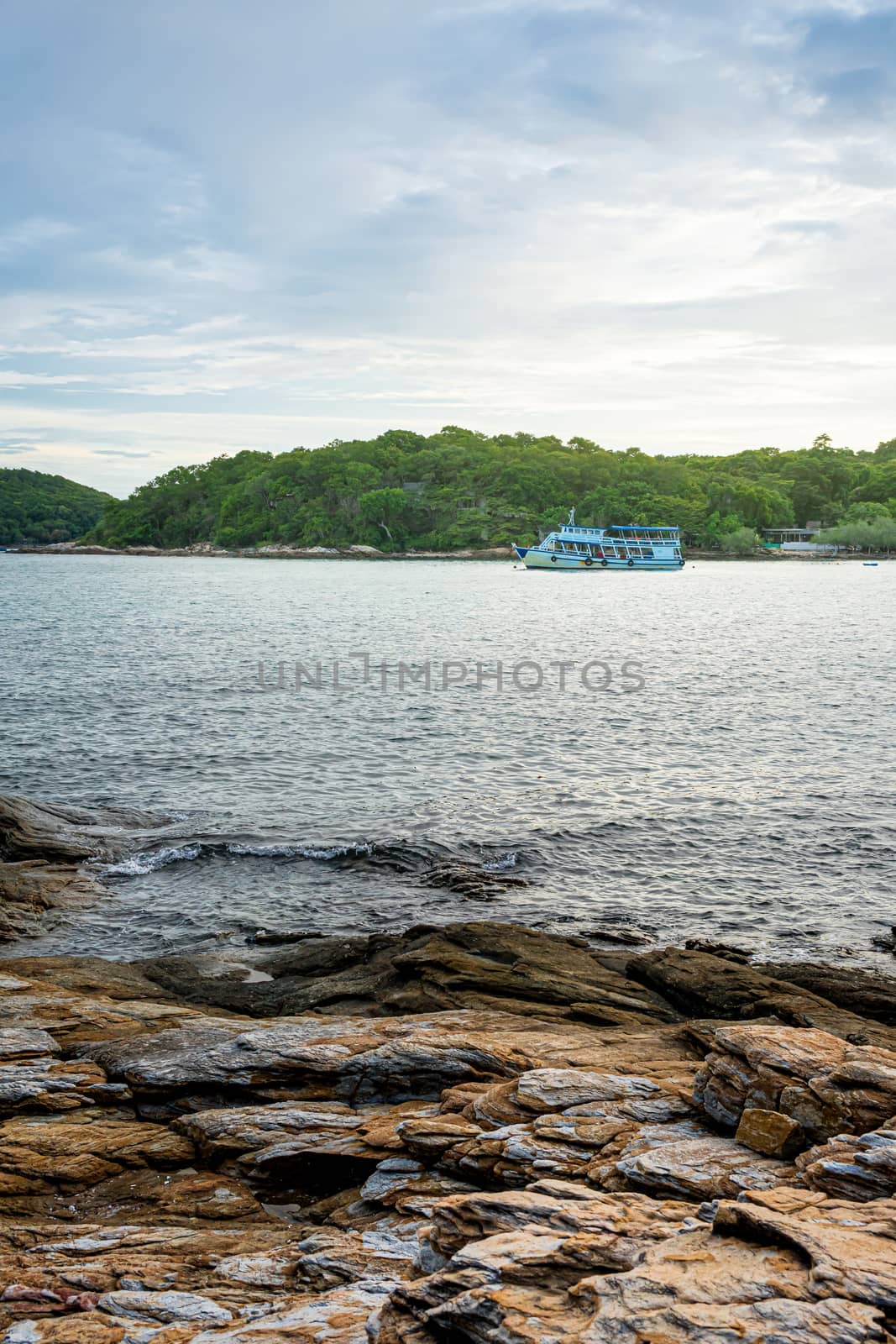 Passenger boats are parked on the sea waiting to receive passengers in the evening.