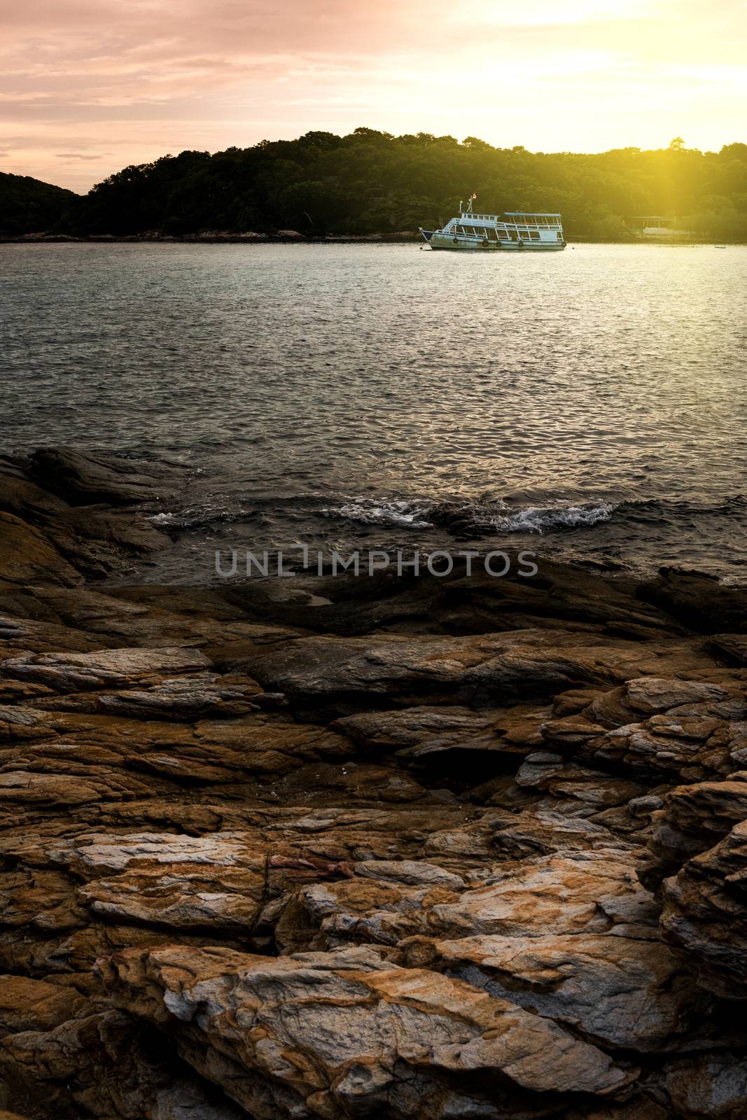 Passenger boats are parked on the sea waiting to receive passengers in the evening.