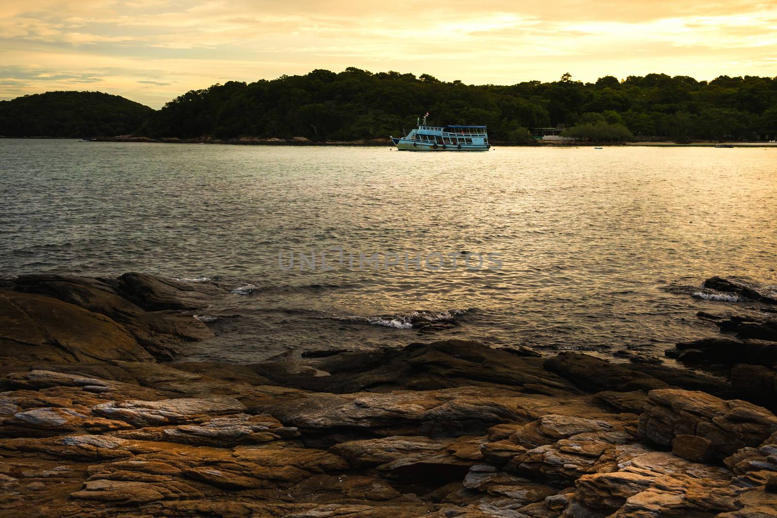 Passenger boats are parked on the sea waiting to receive passengers in the evening.