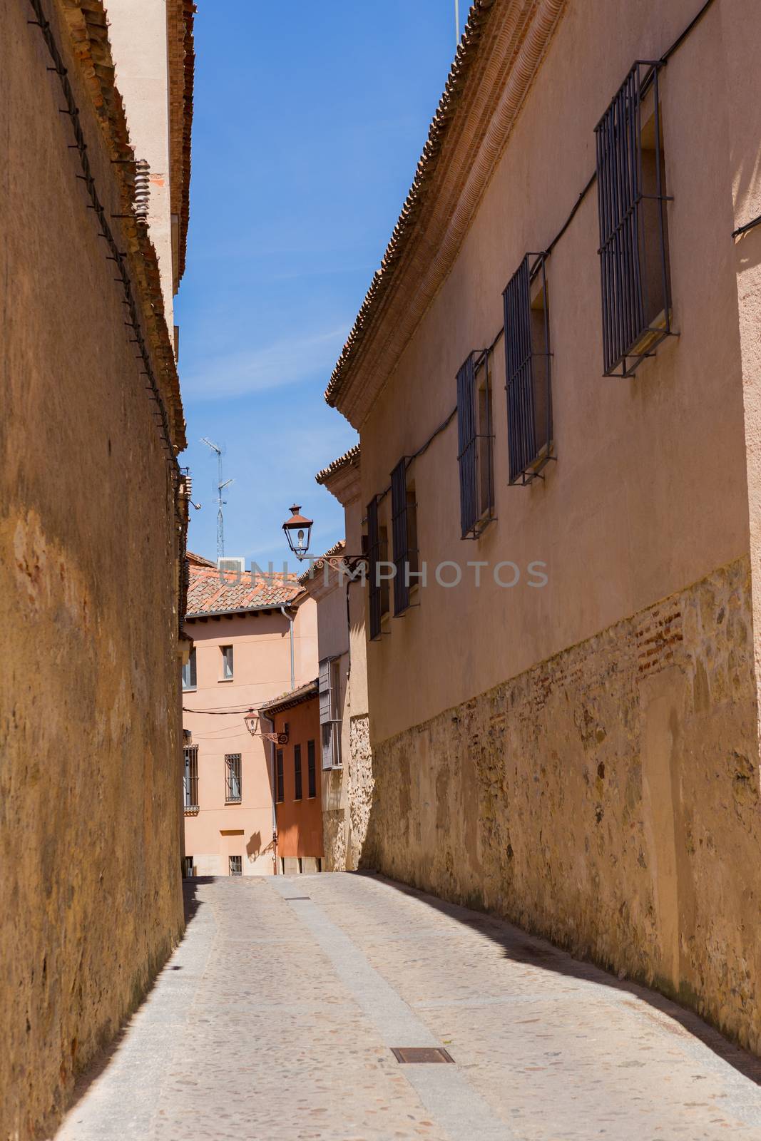 Toledo narrow street by zittto