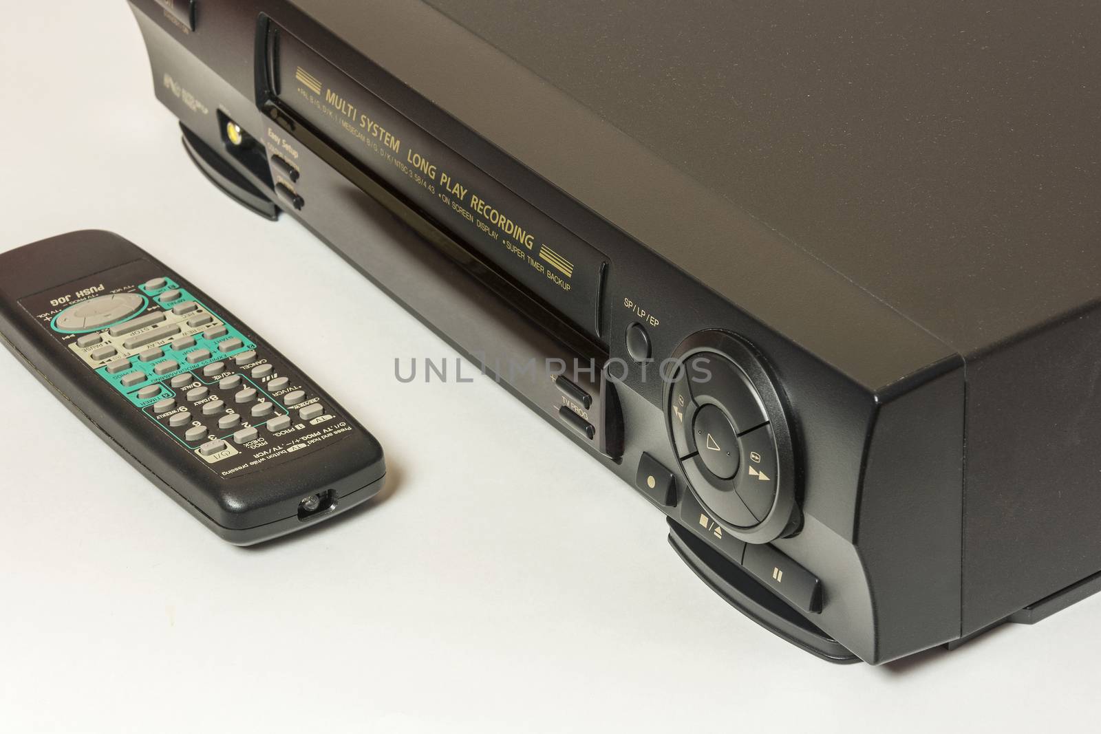The front panel is home video recorder for playback of home movies and videotapes to remote control.
