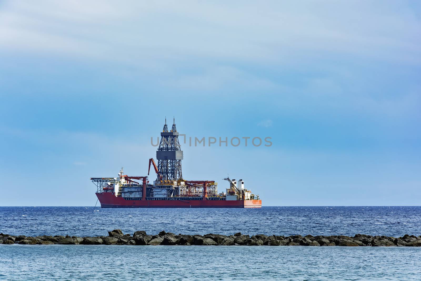 The ship is moored at the oil platform for unloading by Grommik