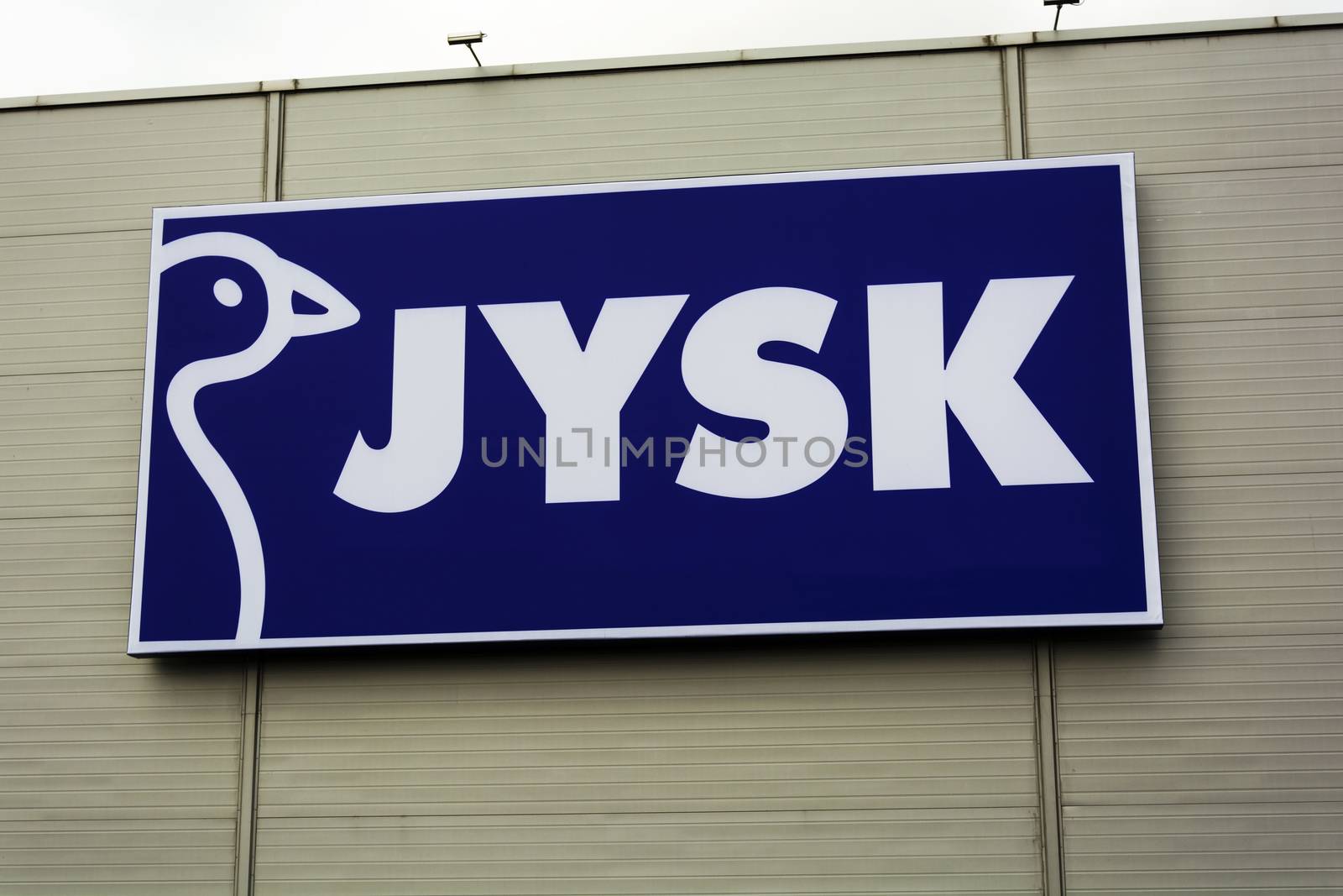 A sign with the name of the store JYSK by Grommik