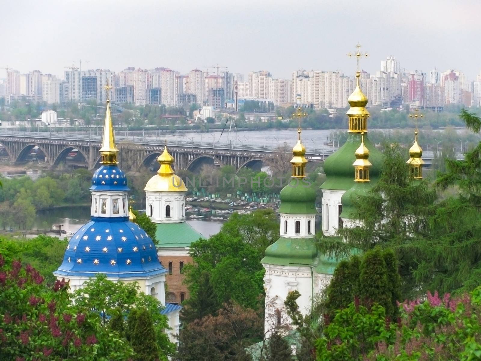 Ortodox kyrka på en bakgrund av stadsutveckling i Kiev (Ukraina)         