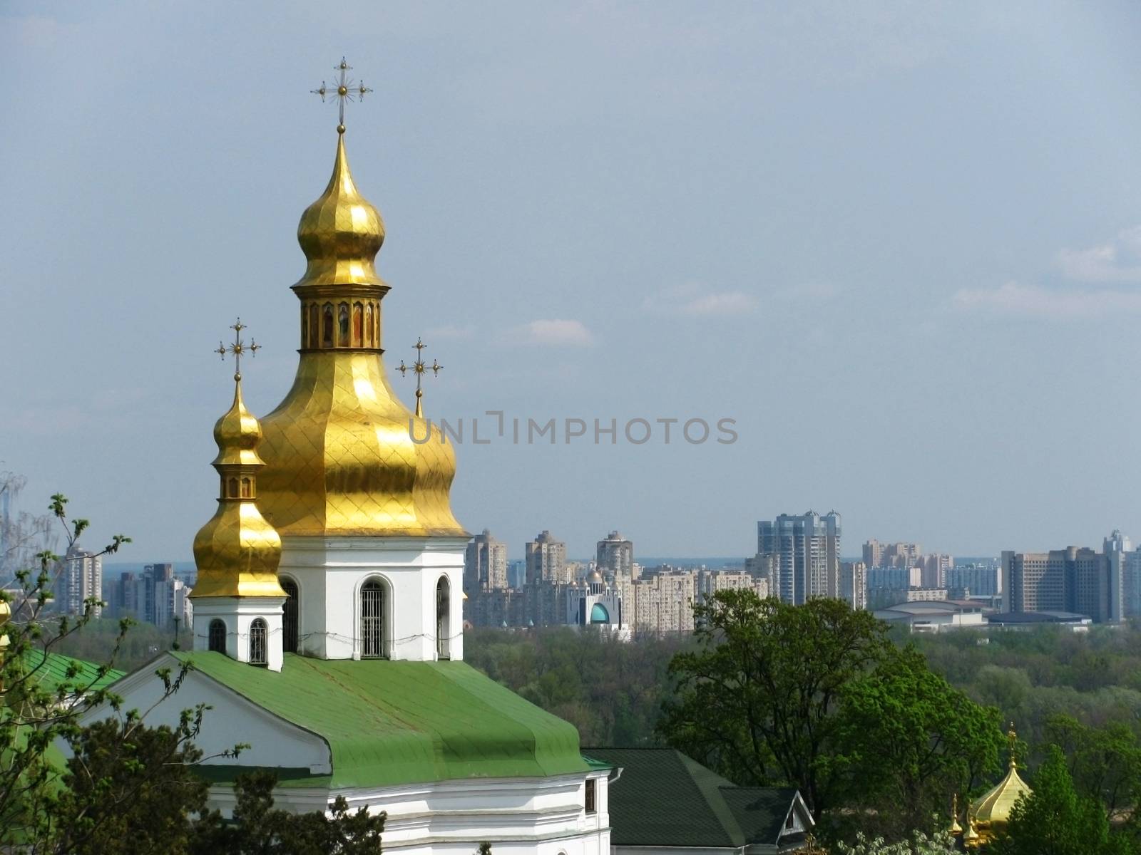 Kupoler av ortodoxa kyrkan på en bakgrund av stadsutveckling i Kiev (Ukraina)                      