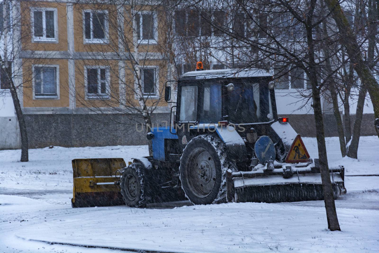 Under snö traktormärken vitryska rengör trottoaren efter snöfall