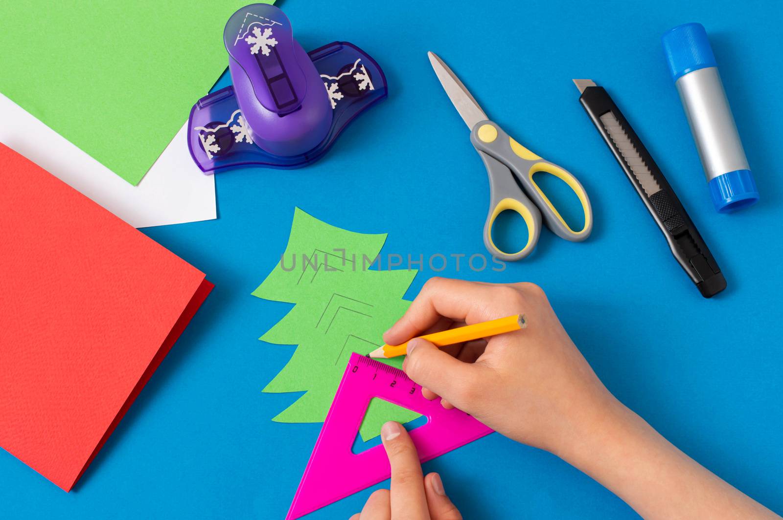 Child makes card with Christmas tree. Original children's art project. DIY concept. Step-by-step photo instructions. Step 5. Draw cut lines