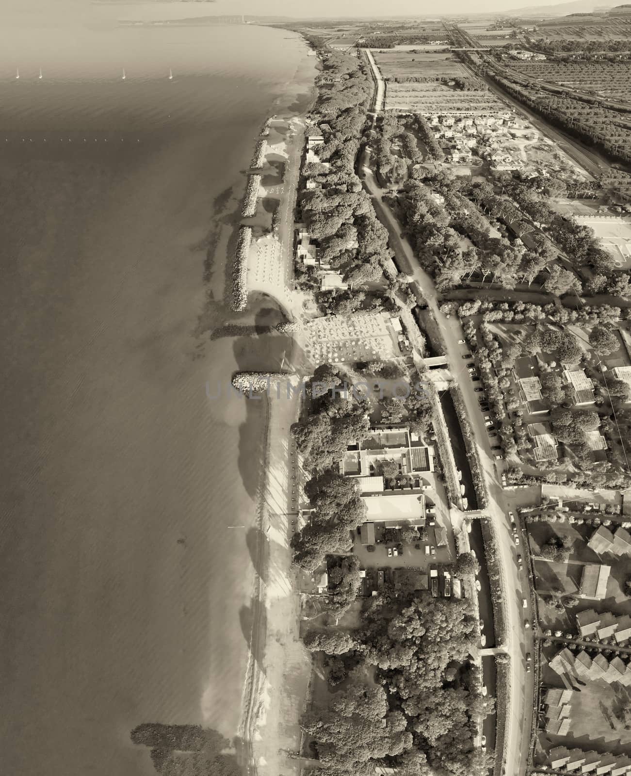 Overhead aerial view of coastline, ocean and beach by jovannig