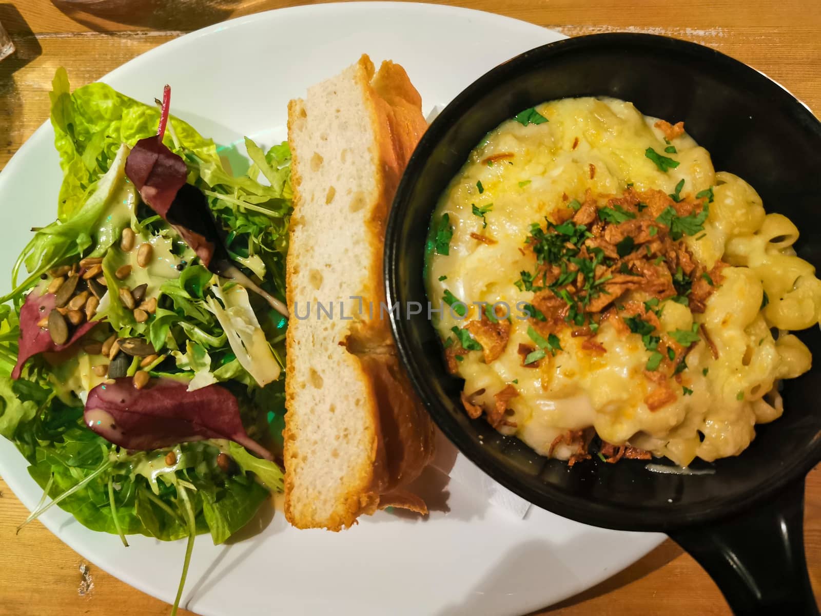Macaroni cheese with baguette bread and organic salad by sonandonures
