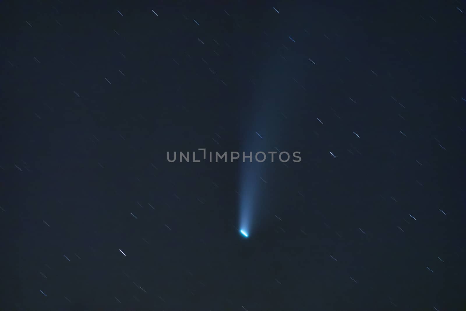 Comet Neowise, Comet C / 2020 F3, as it passes under the constellation Ursa Major, seen from Aragon, Spain, on July 21 at twelve o'clock at night.