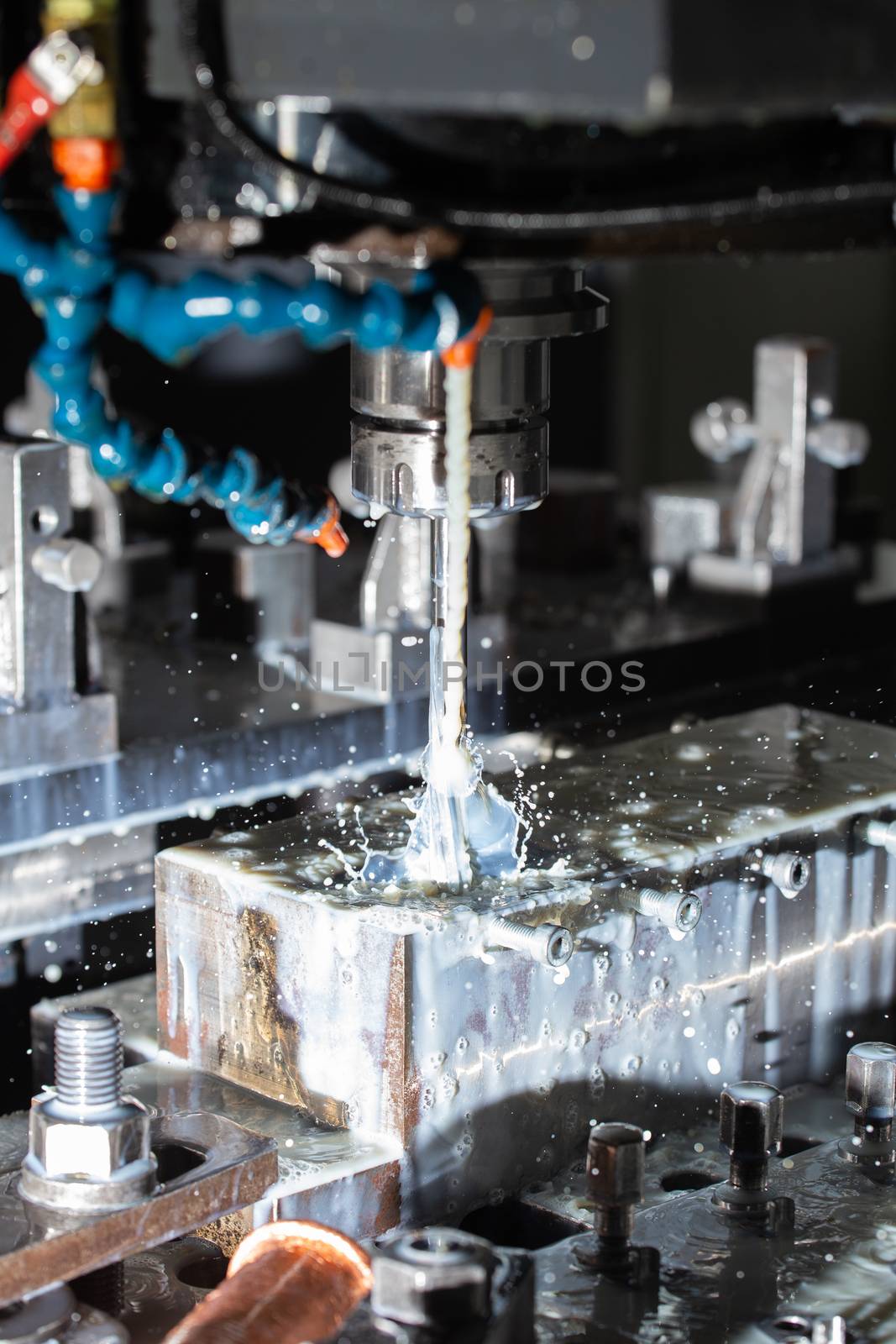 a process of cnc vertical reaming with liquid coolant flow by z1b