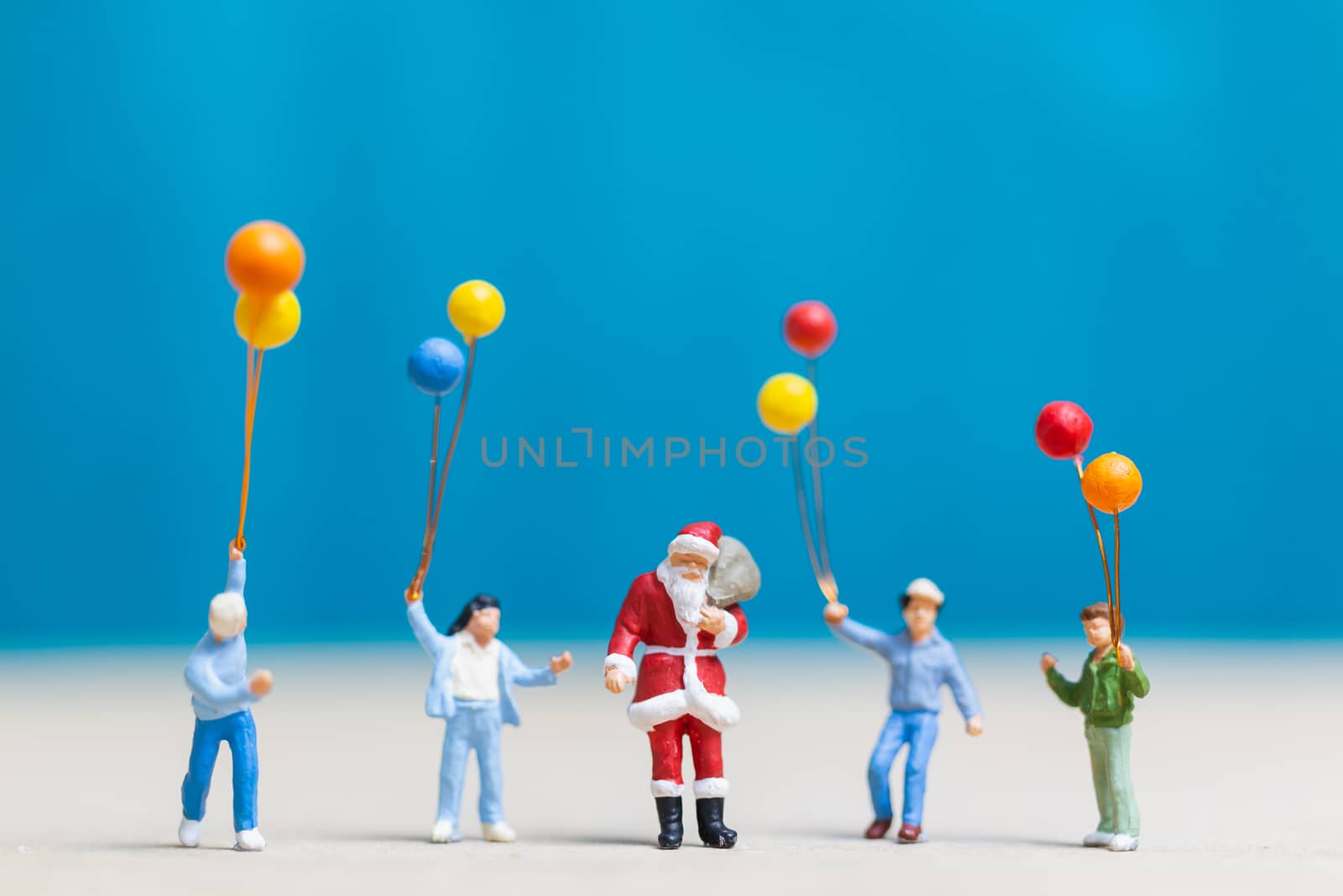 Miniature people: Santa Claus and children holding balloon , Merry Christmas and Happy New Year concept.