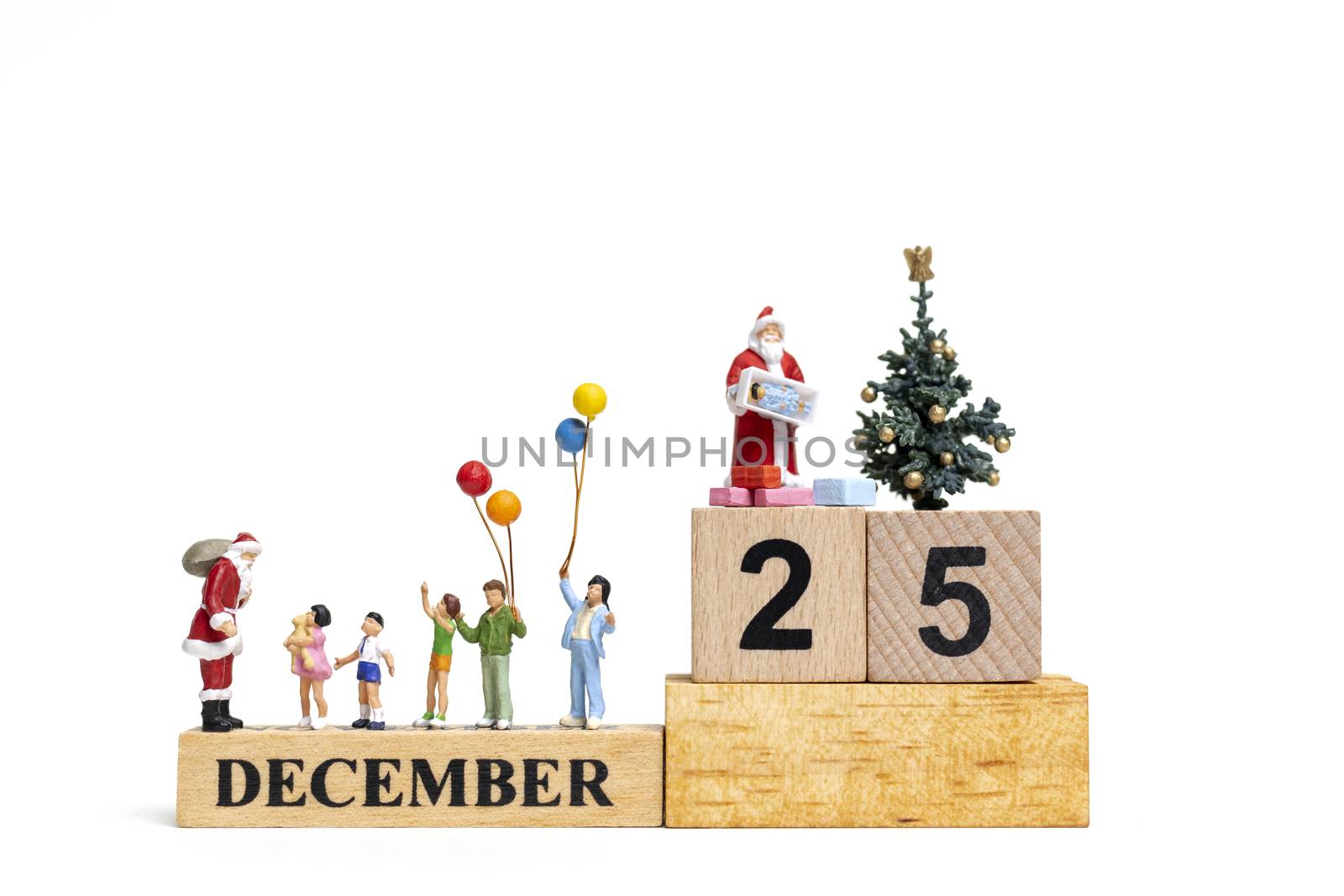 Miniature people : Santa Claus holding gift for happy family , Christmas and Happy New Year concept.
