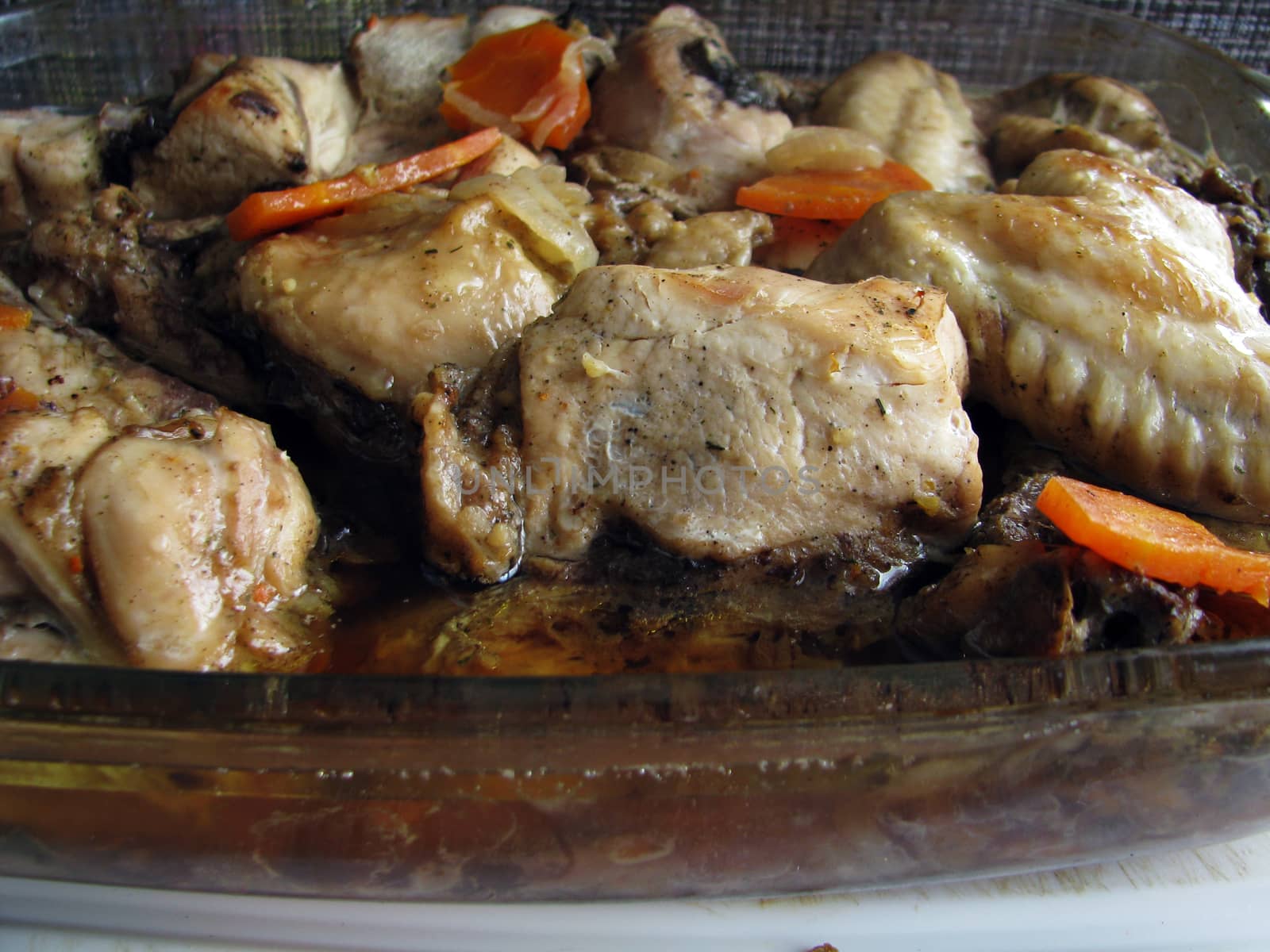 Курица тушенная с овощами в духовке