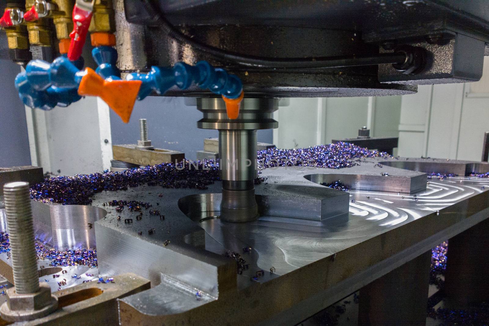 A process of cnc milling of lagre thick steel palte by curved trajectory, Selective focus with blur technique