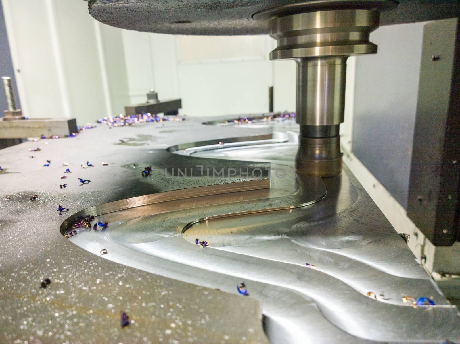 A process of cnc milling of lagre thick steel palte by curved trajectory, Selective focus with blur technique