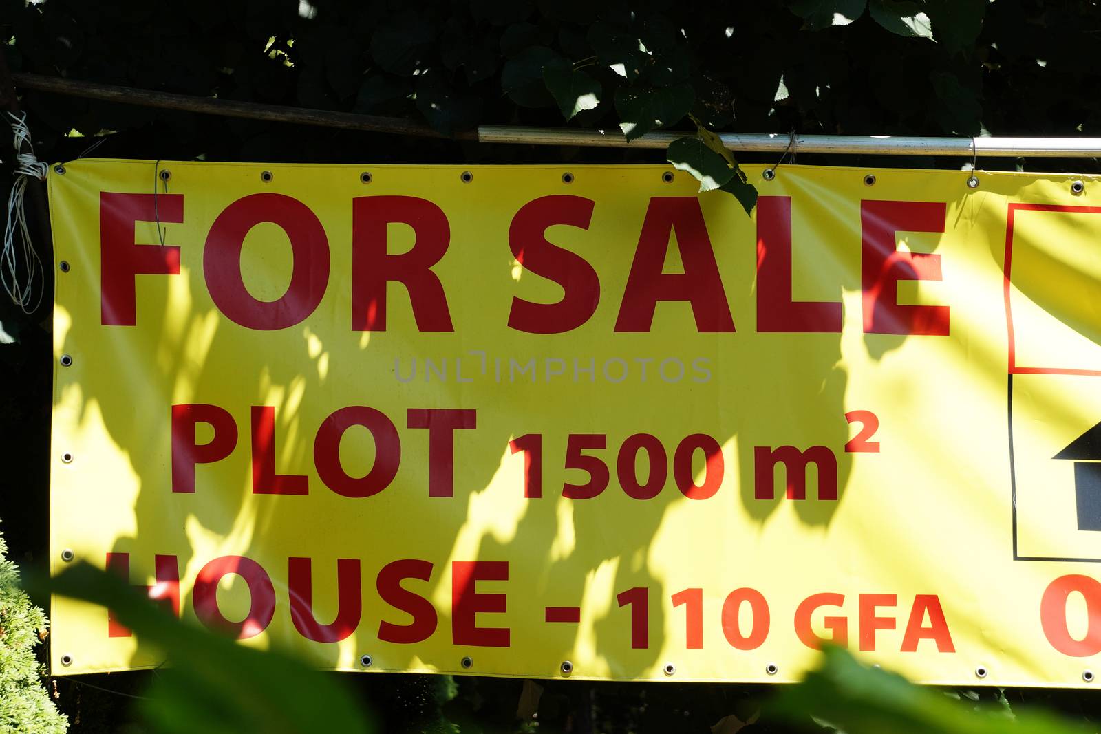 ad on the street for the sale of a plot with a house. by Annado