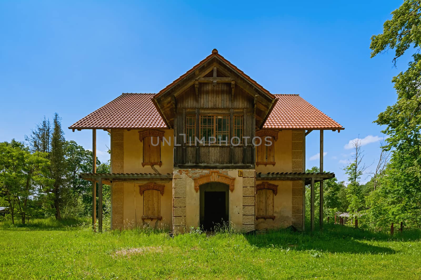 Abandoned rural house by SNR