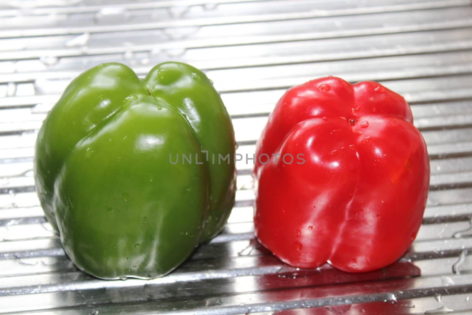 The picture shows different kinds of colourful pepper