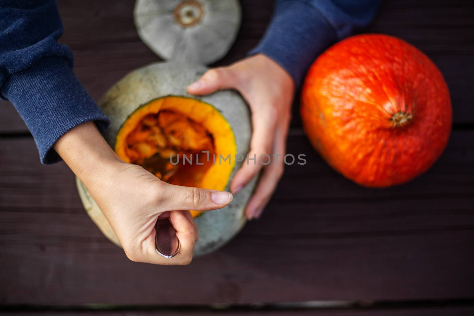Hollowing out a pumpkin by destillat