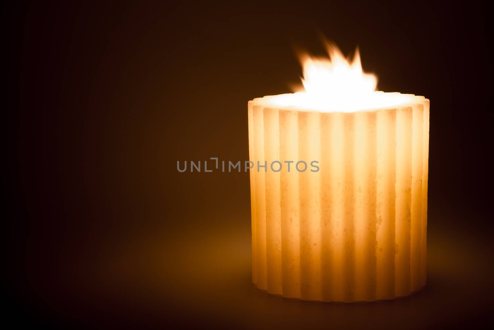 Christmas candle made with raw wax, wrapped in a soft atmosphere.