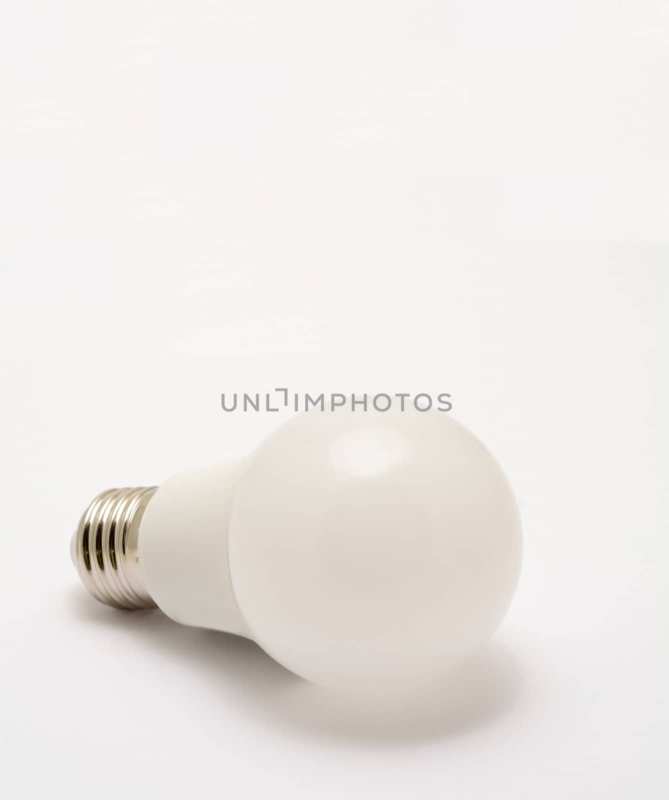 Light bulb on white by hamik