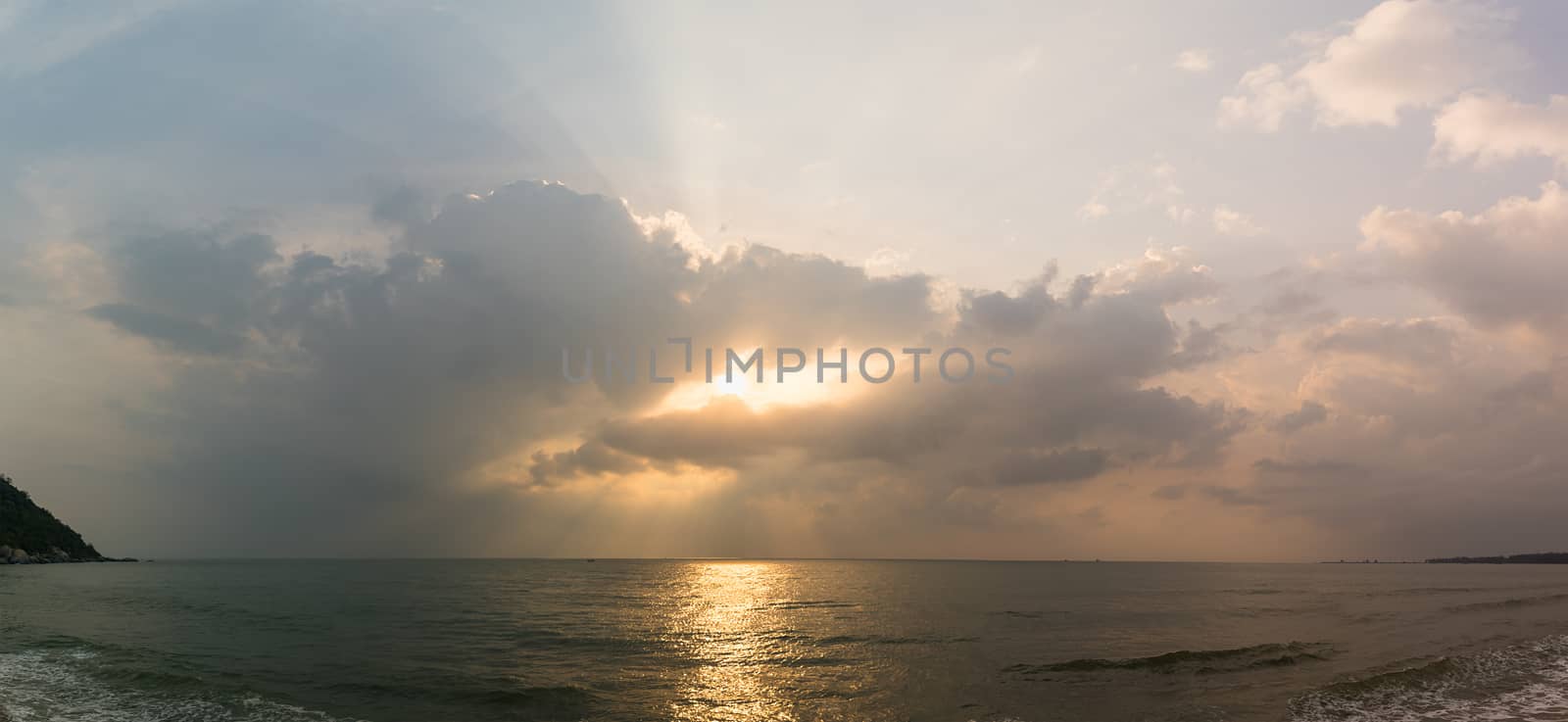 Panoramic sunset with fluffy clouds in the twilight sky,Sunlight with dramatic cloud over sea