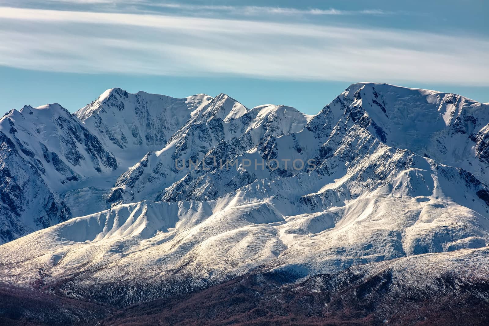 Crispy scenic view of snowy mountain peaks and cloud above them in Altai mountains, Russia. Northern Chuyskiy range. Fall 2019