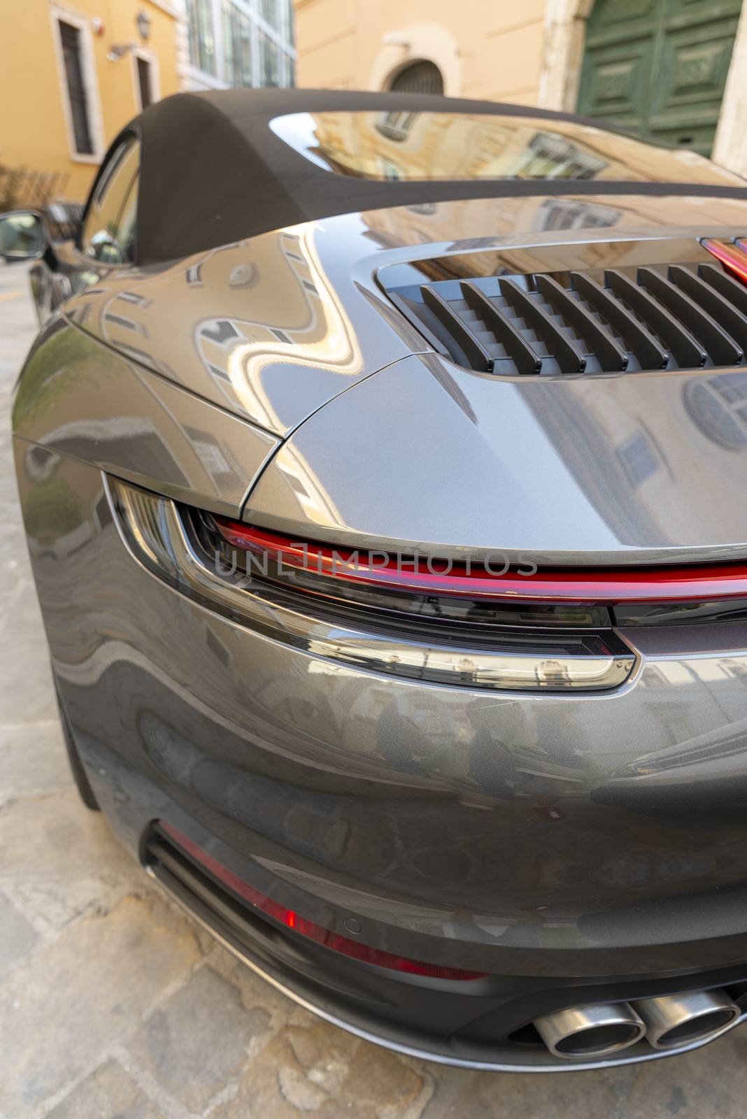 detail of the left rear of a sports car with headlight