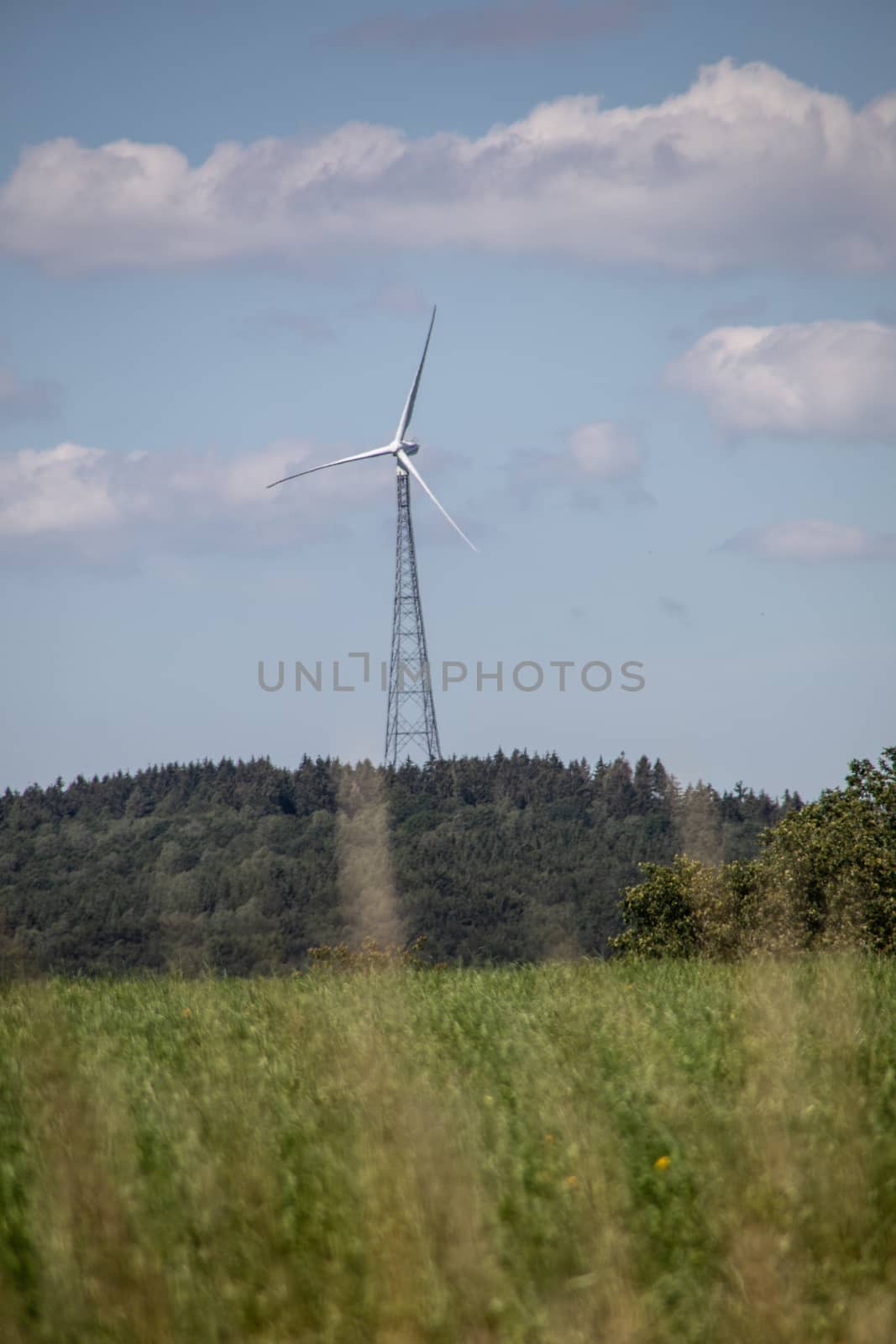 Wind turbine for electricity generation on a high mast with struts