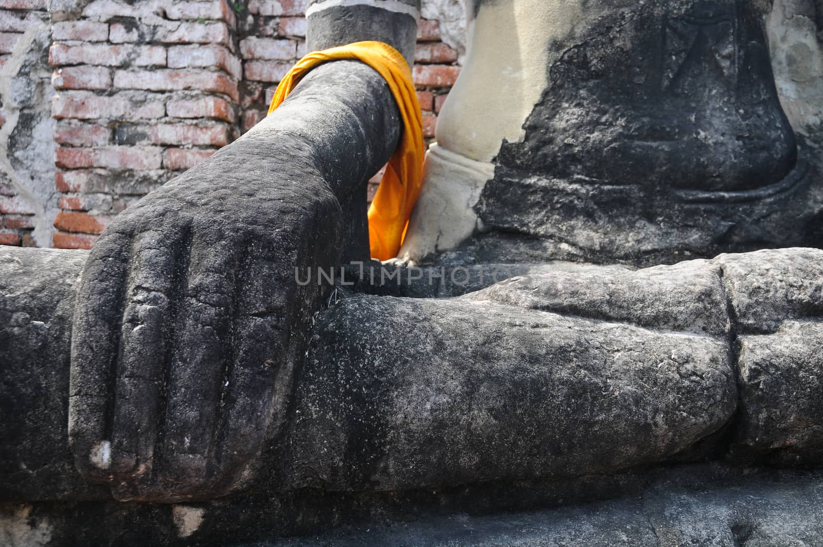 Mercy hand of ancient Buddha statue