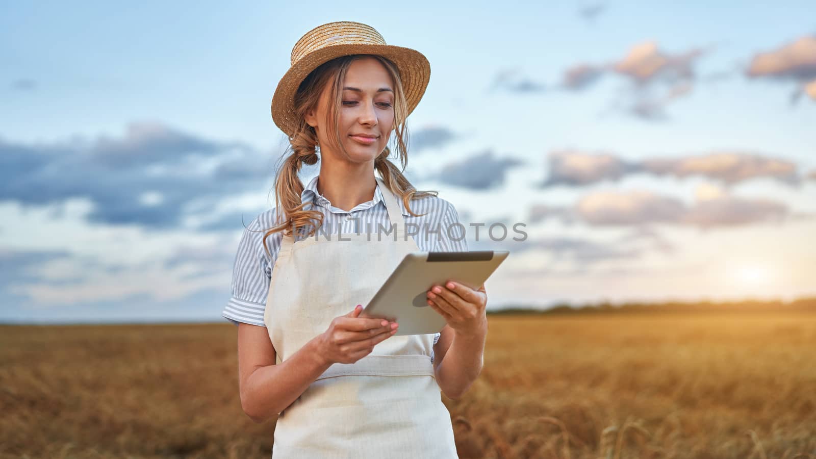 Woman farmer straw hat smart farming standing farmland smiling using digital tablet Female agronomist specialist research monitoring analysis data agribusiness by andreonegin