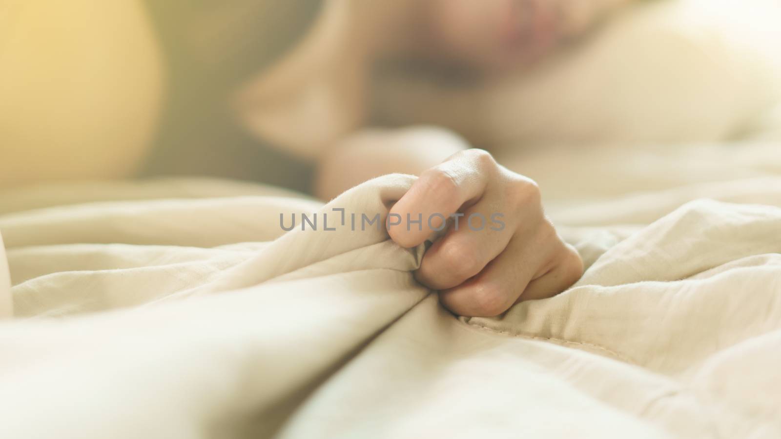 Hand sign orgasm : Grasping on bed