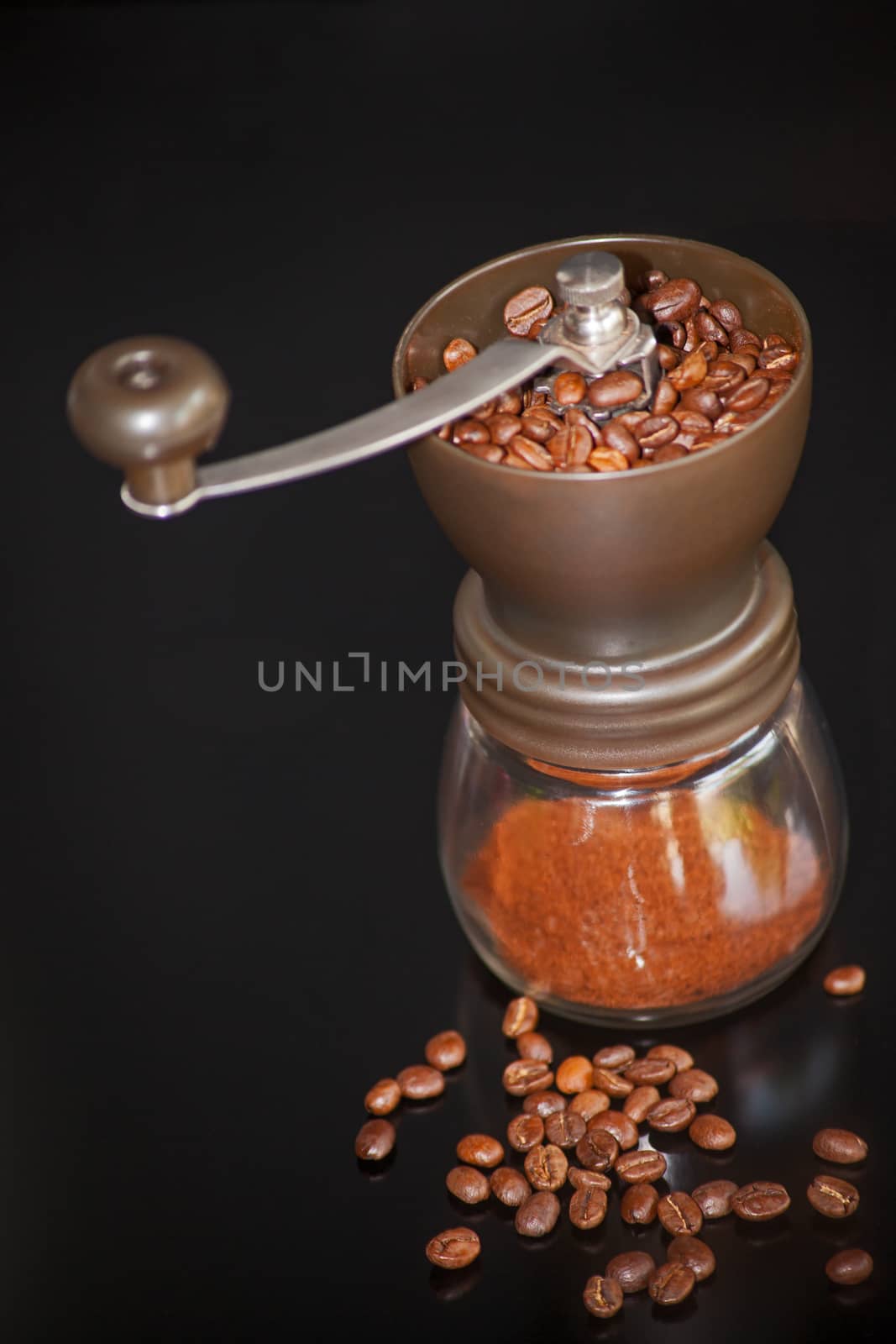 Coffee grinder with beans 13166 by kobus_peche