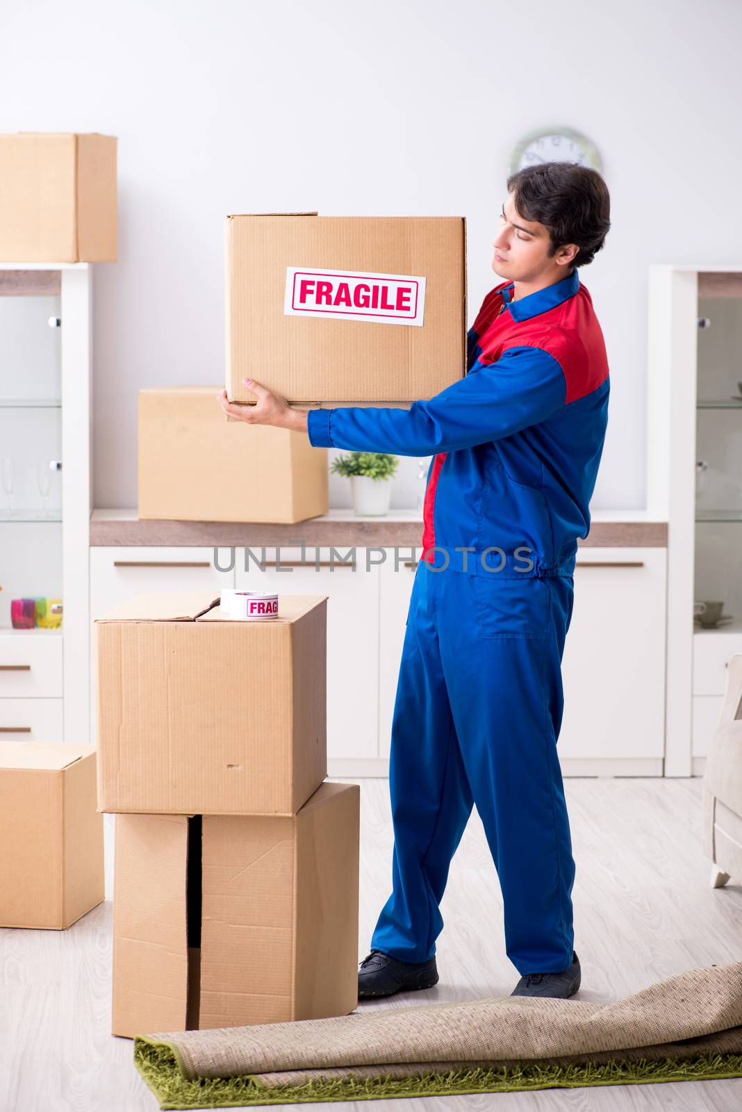 Transportation contractor with fragile boxes