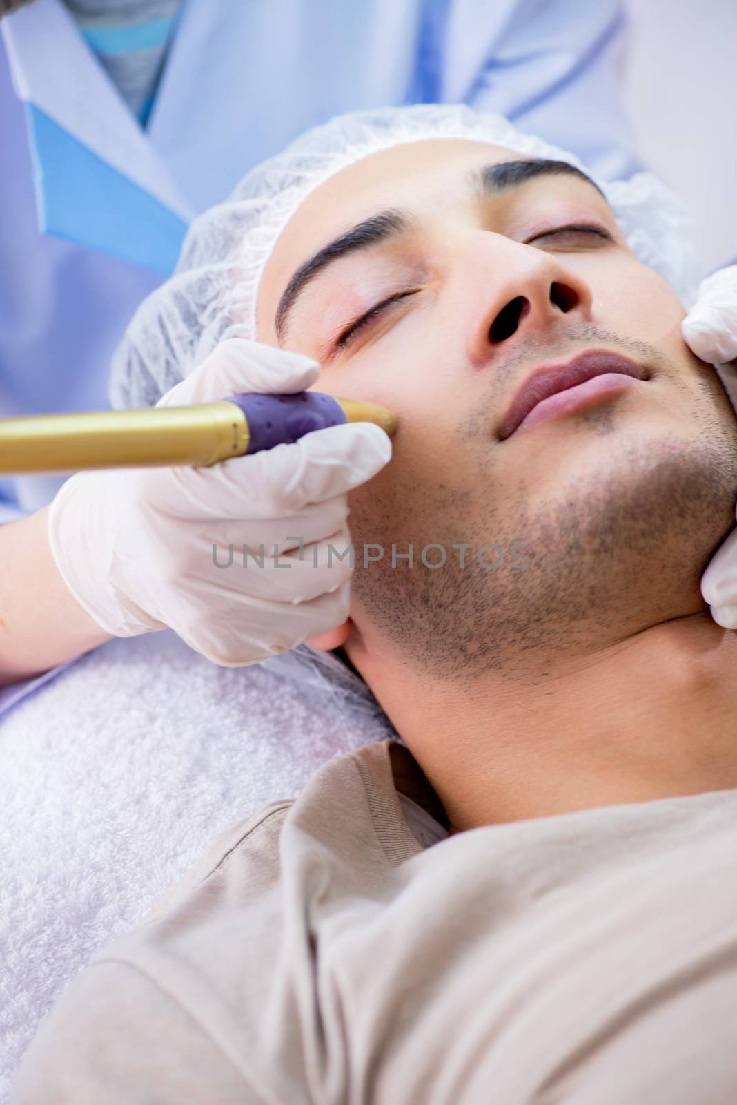 Man visiting dermatologyst for laser scar removal   by Elnur